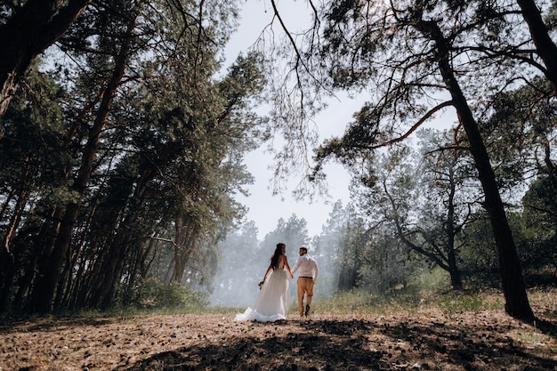 Sposa e sposo. Lussuosa giovane coppia di sposini innamorati in posa per il primo servizio fotografico di matrimonio di famiglia