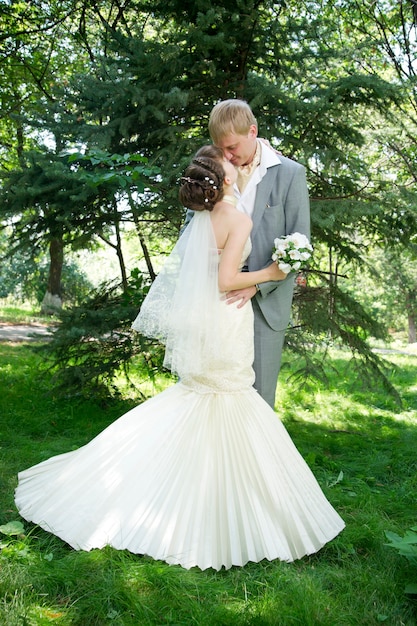 Sposa e sposo nel parco