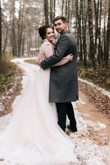 sposa e sposo nel vicolo della foresta