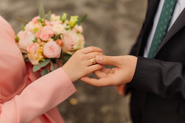 Sposa e sposo si tengono per mano.