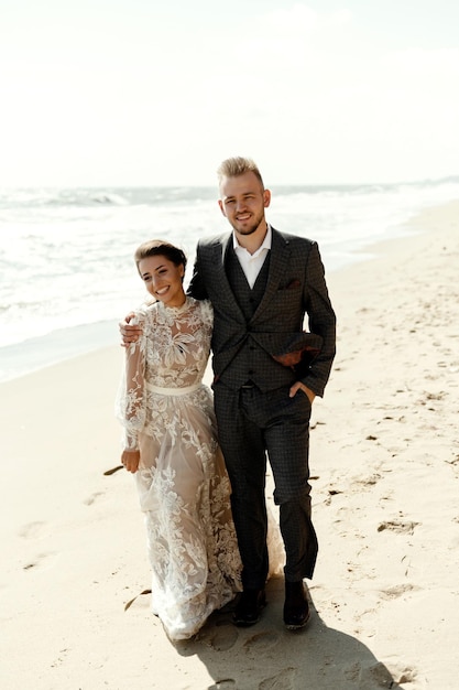 Sposa e sposo su una spiaggia
