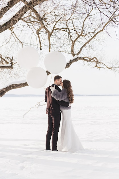 Sposa e sposo tra il paesaggio innevato.