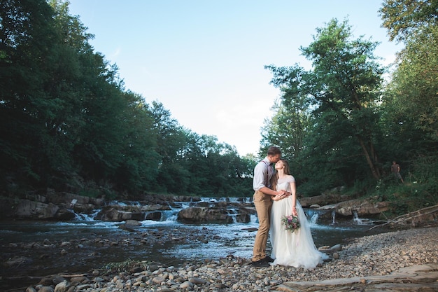 Sposa e sposo vicino al lago