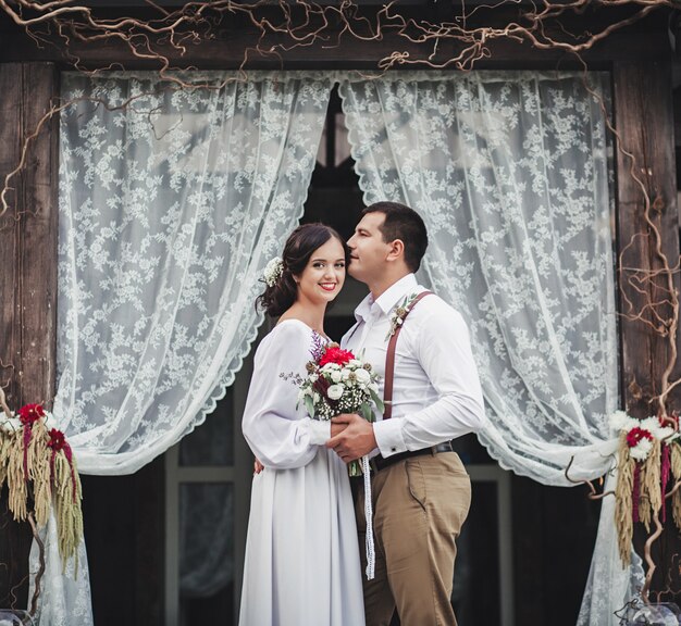 Sposa e sposo vicino all'arco.