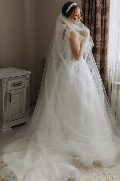 sposa elegante al coperto