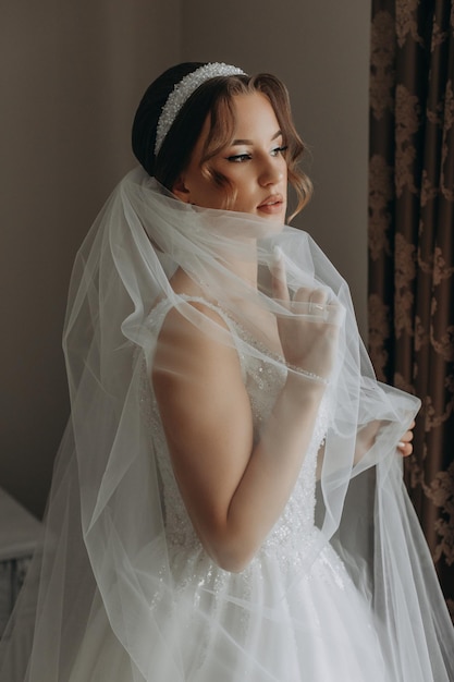 sposa elegante al coperto