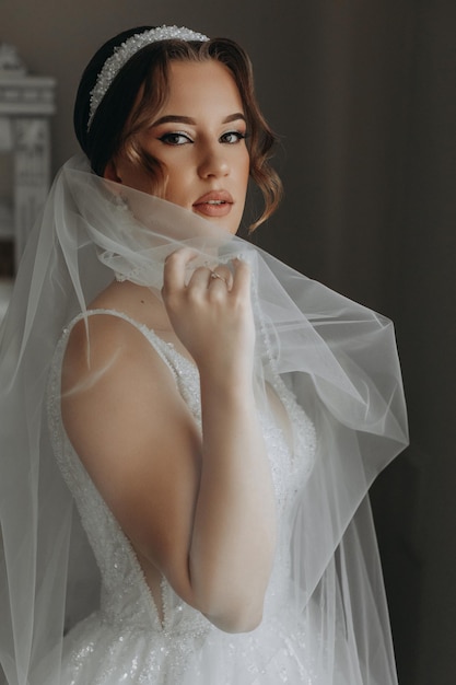 sposa elegante al coperto