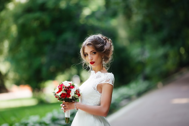 Sposa elegante che posa all'aperto un giorno delle nozze