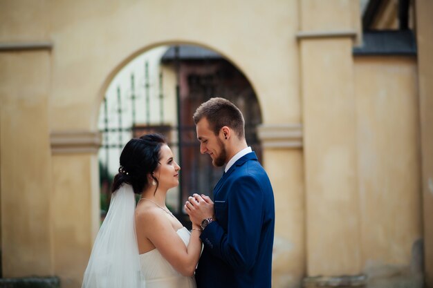 Sposa felice che abbraccia nel quadrato