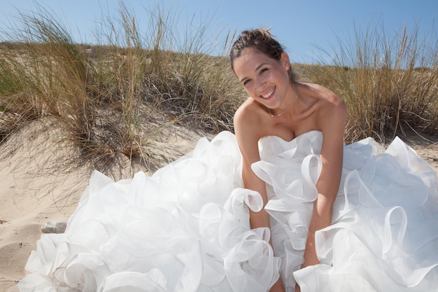 Sposa felice sulla spiaggia