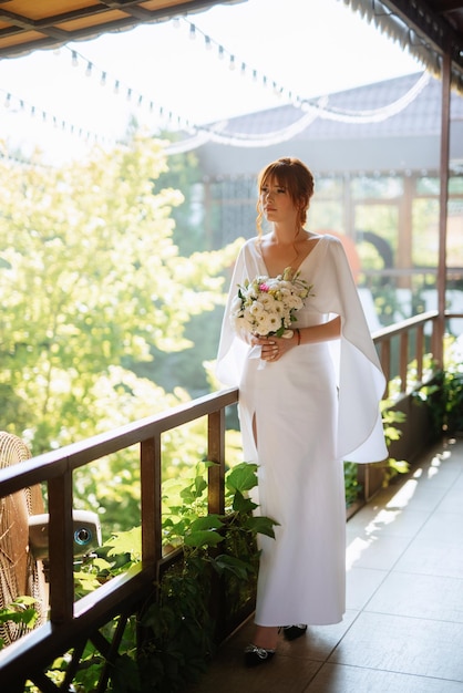 Sposa in abito bianco con bouquet