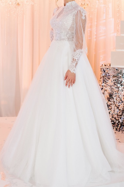 Sposa in abito costoso e di lusso alla cerimonia nel giorno del matrimonio. Donna, dettagli dei modelli della collezione.