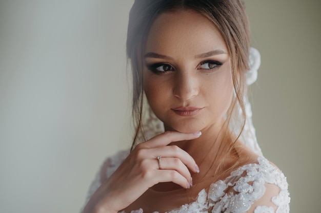 Sposa in abito da sposa con fede nuziale