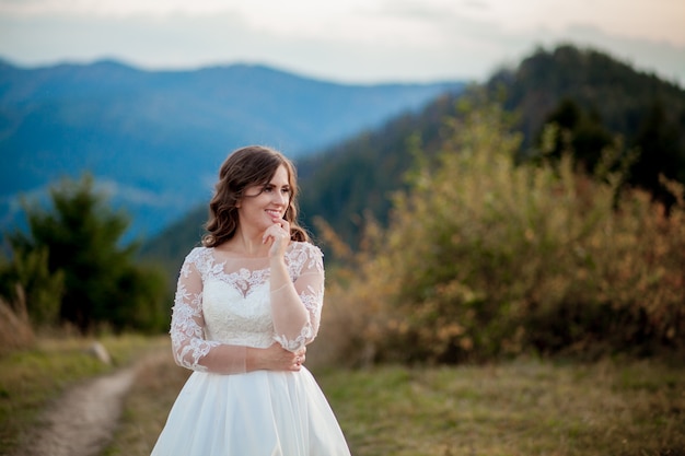 Sposa in montagna. Il concetto di lifestyle e matrimonio