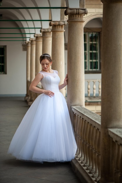 Sposa in un abito da sposa bianco