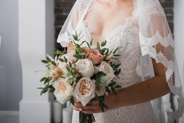 Sposa in un abito da sposa che tiene un bouquet