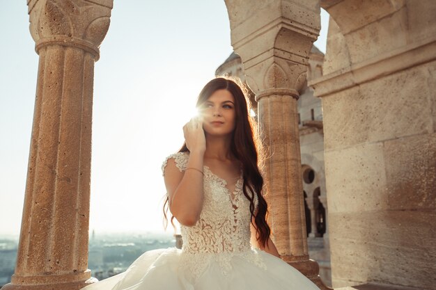 Sposa nella via della città vecchia.