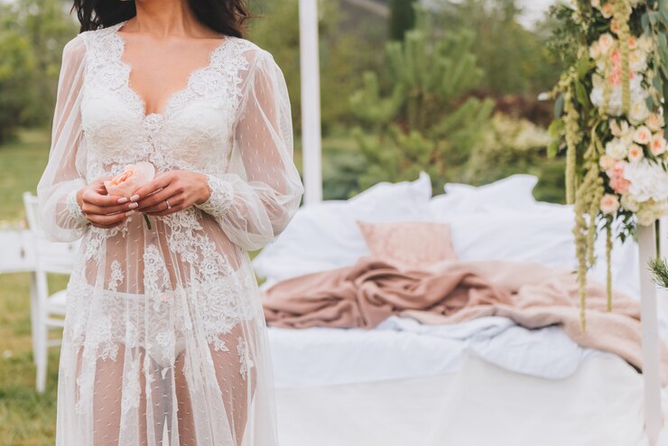 Sposa si prepara prima del suo matrimonio indossando lingerie