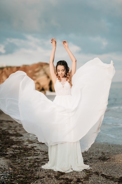 Sposa sulla riva del Mar Nero nella luce del tramonto