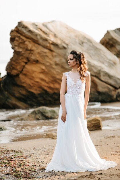 Sposa sulla riva del Mar Nero nella luce del tramonto