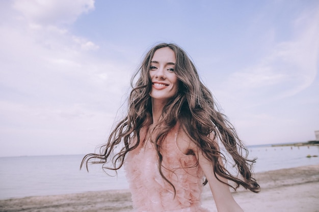 Sposa sulla spiaggia vicino al mare