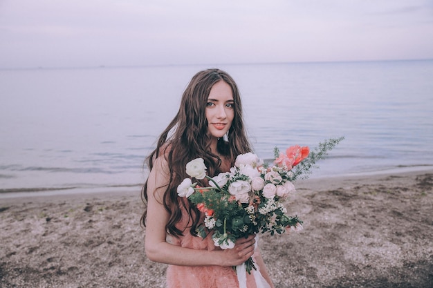 Sposa sulla spiaggia vicino al mare