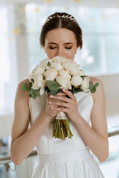 sposa sulle scale d'oro dell'hotel