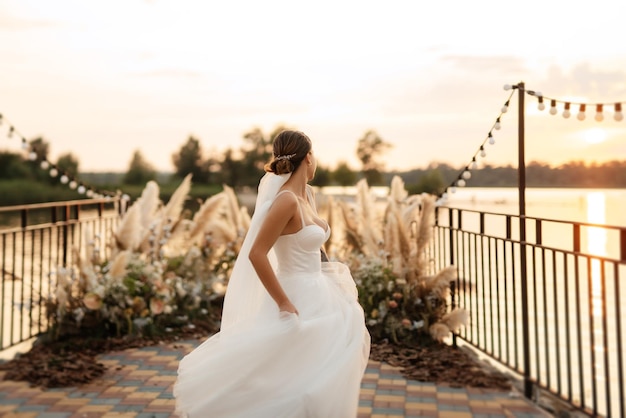 Sposa sullo sfondo di un tramonto giallo