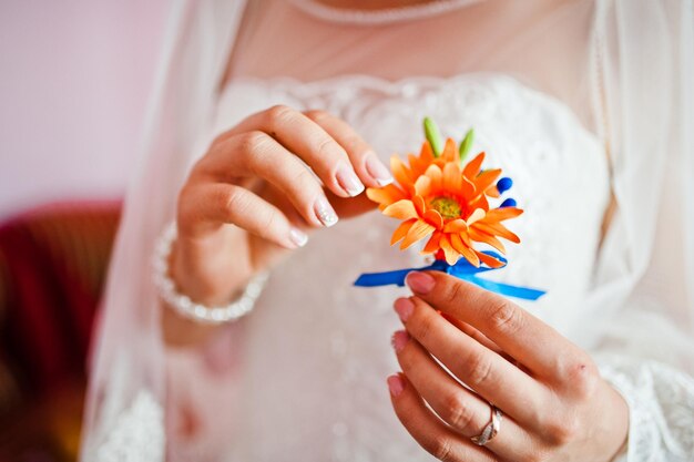 Sposa tocco dito gerbera asola all'occhiello