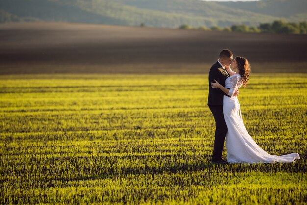 Sposa tra le braccia dello sposo sullo sfondo della natura