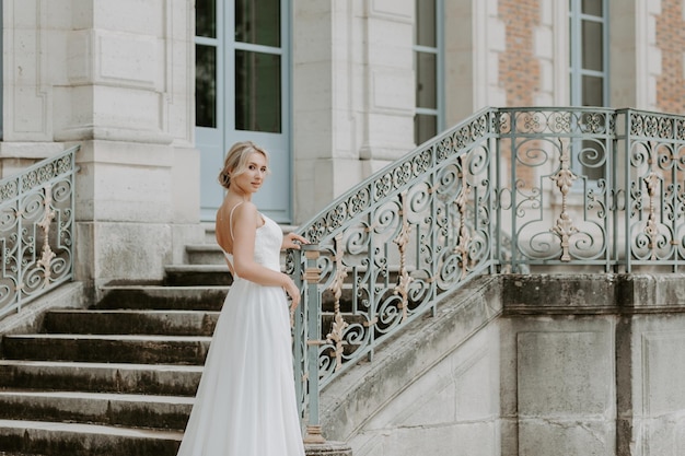 Sposa vicino al castello in Francia