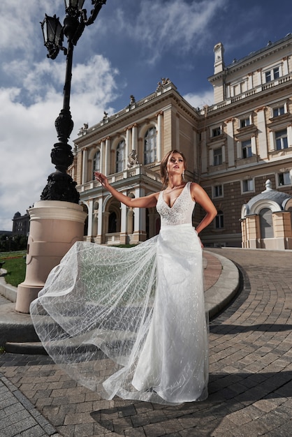 Sposa vicino al castello. Sposa in un abito da sposa vicino al castello nella natura.