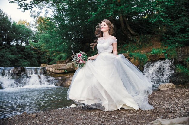 Sposa vicino al fiume