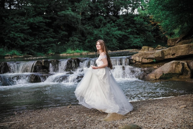 Sposa vicino al fiume