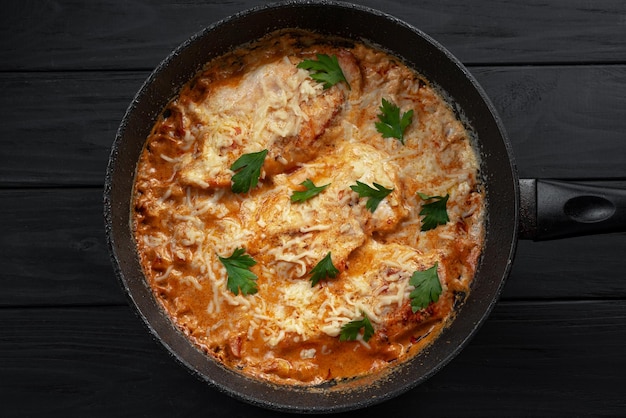 Sposami pollo petti di pollo saltati in salsa cremosa con pomodori secchi saltati in padella vista dall'alto