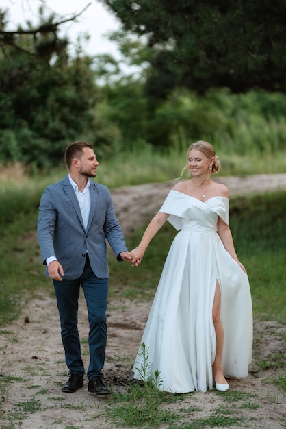 Sposi a passeggio nel bosco