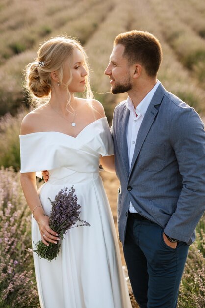 Sposi a passeggio nel campo di lavanda