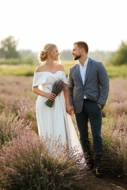 Sposi a passeggio nel campo di lavanda