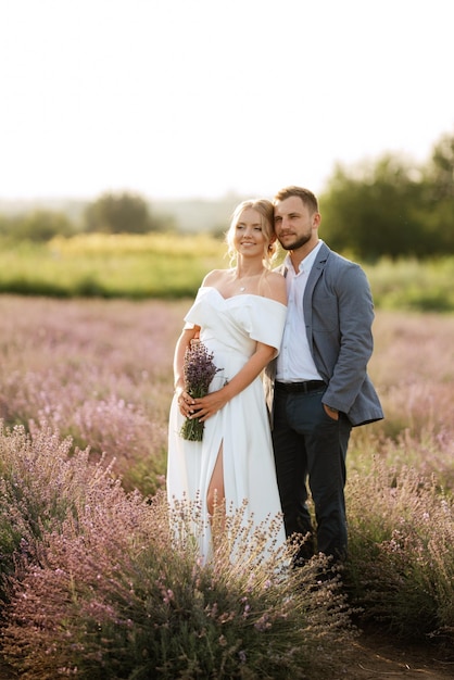 Sposi a passeggio nel campo di lavanda