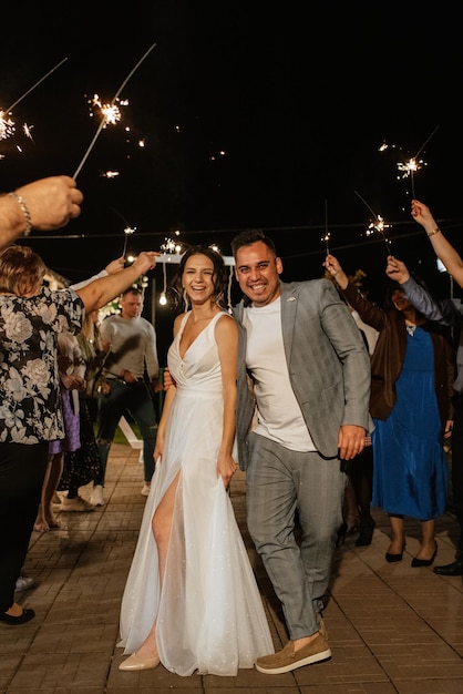 Sposi a un matrimonio di stelle filanti