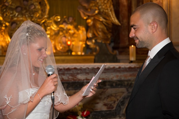 Sposi durante la cerimonia di matrimonio in chiesa