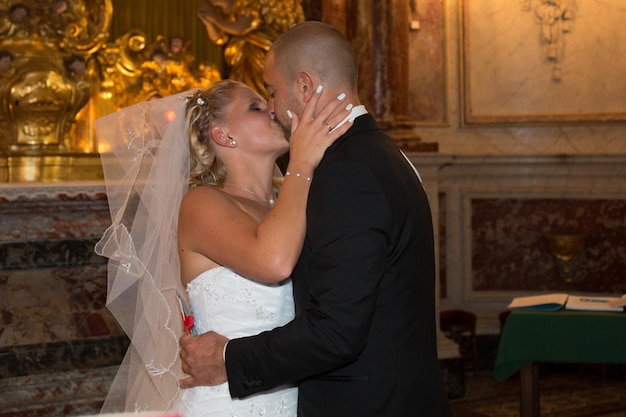 Sposi durante la cerimonia di matrimonio in chiesa