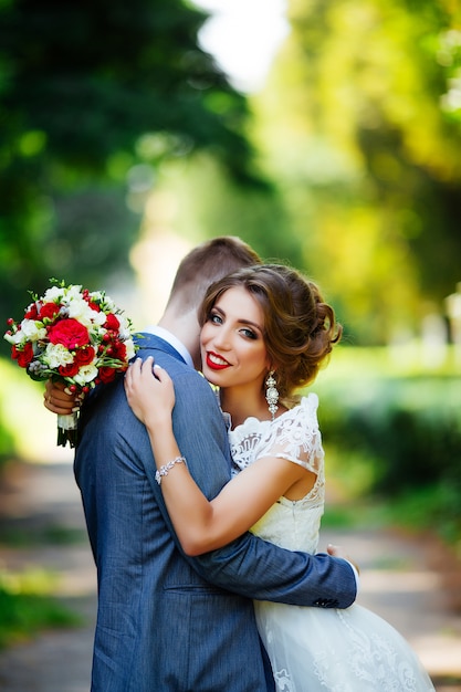 Sposi felici al loro matrimonio. Sposi nel parco.