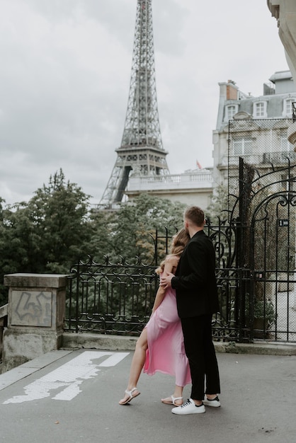Sposi felici godendo il loro matrimonio a Parigi