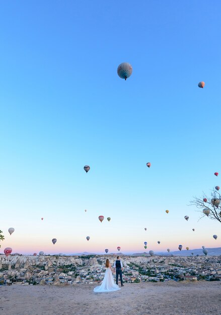 sposi in cappadocia turchia con mongolfiere