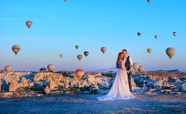 sposi in cappadocia turchia con mongolfiere