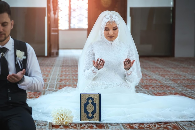 Sposi musulmani che pregano alla moschea durante una cerimonia di matrimonio