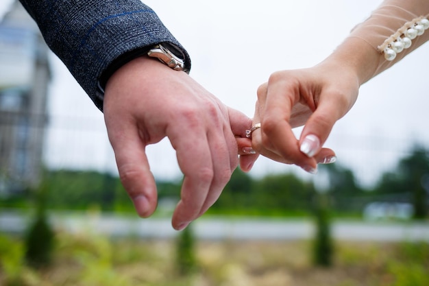 Sposi novelli il giorno del matrimonio, sposi che si tengono per mano, sposi