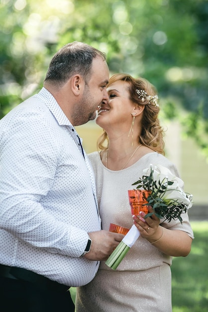 Sposi novelli nel parco baci felici