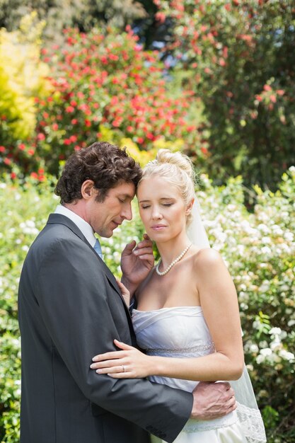 Sposi novelli romantici che si abbracciano